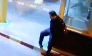 بالفيديو.. كسر قدم ضابط إسباني حاول ركل مهاجر مغربي بعد فتح الحدود