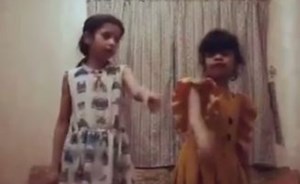 بالفيديو.. رد فعل طفلتين ظهر لهما صرصور أثناء رقصهما