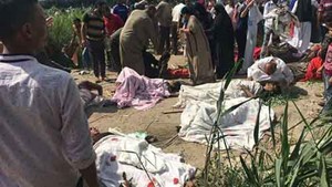 قصص مؤثرة وصور صادمة من حادث قطاري الإسكندرية.. وفاة مسؤول مصري تأثراً بمشاهد الضحايا