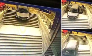 بالفيديو.. ظنت الدرج مدخل موقف سيارات ثم نسيت وضع فرامل اليد!