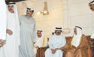 سمو أمير البلاد يقدم واجب العزاء بفقيد الكويت «بوعدنان»