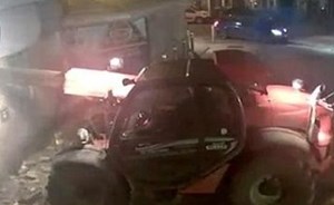 بالفيديو.. لصوص يقتلعون جهاز صراف آلي من مكانه لسرقته