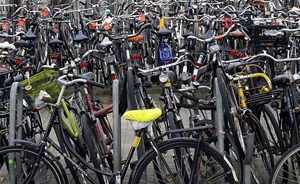 هولندا تبني أكبر مرآب دراجات في العالم