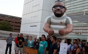 ترامب يعمّق الانقسام بالعفو عن ضابط شرطة «عنصري» متهم بـ «ازدراء» القضاء