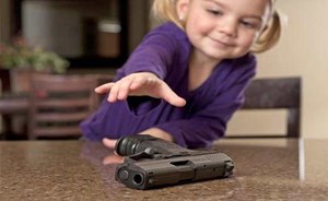 طفلة في الثالثة تقتل نفسها بالخطأ بمسدس والدها