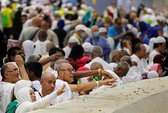 الحجاج يواصلون رمي الجمرات الثلاث في ثاني أيام عيد الأضحى