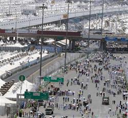 الحجاج يرمون الجمرات ثالث ايام التشريق بمنى ويتوجهون الى مكة لطواف الوداع