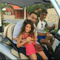شاهد.. أحدث صورة لمبارك بصحبة نجله جمال وحفيدته بقرية سياحية