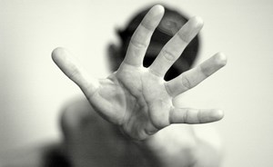 قال ابنهما إنه يسمع أصواتاً في الليل وعندما عرف الأهل الحقيقة كشفاها للجميع