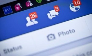بريطانية تطلب من الشرطة مساعدتها في استخدام فيس بوك