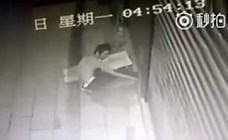 بالفيديو… لص غبي ينتظر الشرطة لإنقاذه من حادث غريب