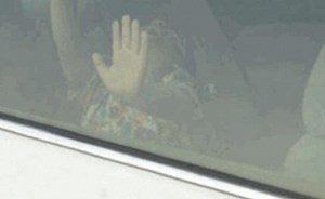 وفاة طفلة إماراتية اختناقاً في مركبة بأبوظبي