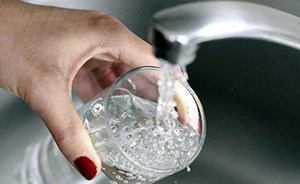 تحذير مرعب: العالم يشرب مياها بلاستيكية