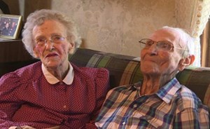 زوجها طلقها بعد استعادة بصره.. سيدة أميركية تقاضي والديها لأنهما أنجباها!