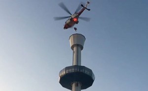 بالفيديو والصور.. عملية إنقاذ نادرة لركاب لعبة هوائية توقفت على ارتفاع 170 قدمًا