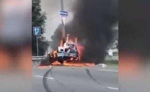 لحظة مذهلة لنجاة سائق من نيران اشتعلت بسيارته عقب حادث قوي.. شاهد ما حدث لوجهه