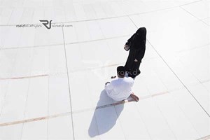 مصور لقطة المرأة مظللة زوجها ينشر صورة جديدة لهما.. ويكشف ماذا فعل الزوج فور الانتهاء من صلاته