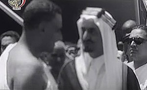فيديو.. الأمير فيصل يستقبل عبد الناصر والسادات بالحج