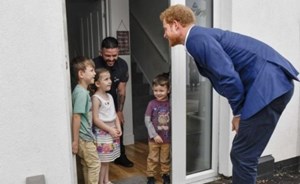 رفضت دخول الأمير هاري إلى منزلهم قبل تنفيذ الطلب!