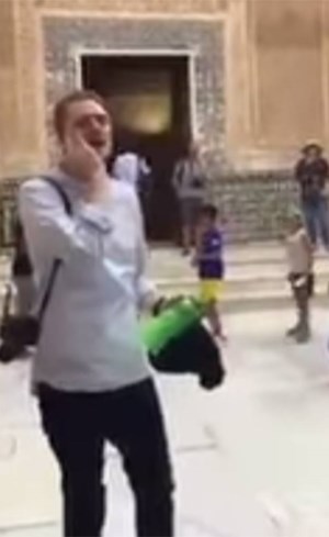 بالفيديو.. سائح أمريكي يصدح بالآذان في قصر الحمراء بإسبانيا