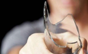 زوج سعودي ينتقد زوجته بمثل شعبي.. والزوجة ترد بشج رأسه بكأس زجاجي