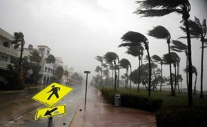 ماذا فعل طبيب سعودي عاش لحظات إعصار” إرما”؟