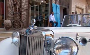 بالفيديو.. شاب ليبي يحرس تاريخ بلاده في وقت الفوضى