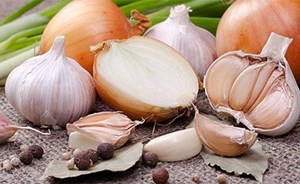 حيلة سهلة لتتخلّصوا من رائحة الثوم والبصل بعد أكلهما