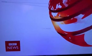 بالفيديو.. مقدّم الـ bbc يتعرّض لموقف محرج على الهواء.. أضاع الكاميرا