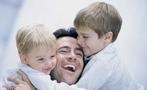كلما عانقت طفلك يتطور عقله