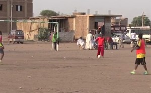 بالفيديو.. “العم محمد” السوداني.. 85 عاما ومازال يلعب كرة القدم