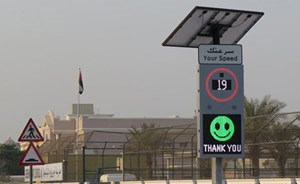 بالصور.. “الإيموجي” لتنبيه السائقين بمناطق المدارس في دبي