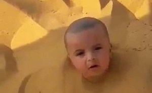 فيديو لطفل في السعودية مدفون في الرمال يبكي.. والوالد “يسخر”!