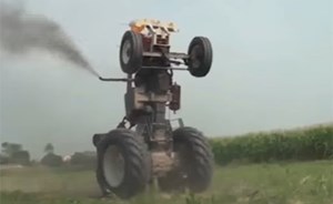 بالفيديو.. مزارع يؤدي حركات مدهشة بجرار ضخم
