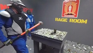 بالفيديو.. مدينة ملاهي تخصص غرفة لزوارها لتخفيف الضغط النفسي عبر تحطيم الأشياء