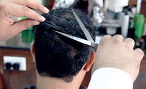 احذر.. حركة خطيرة يمارسها الحلّاق قد تصيبك بالشلل أو توقف التنفس