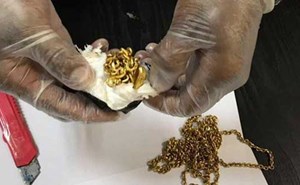 حاول تهريب كيلو ذهب بمكان “لا يخطر على بال أحد”