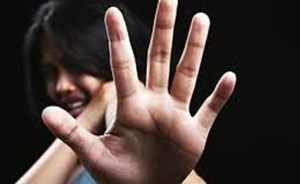 جريمة هزت الرأي العام الجزائري .. ربط زوجته وحلق شعرها كاملاً وطعنها ورماها بالشارع عارية!