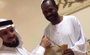 سوداني يعثر على مجوهرات بربع مليون ريال.. فيسلمها لصاحبها