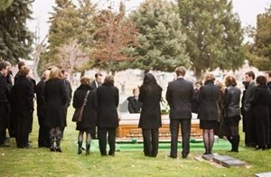 متطفلة تحضر الجنازات على مدى 14 عاماً للحصول على الطعام