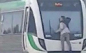 بالفيديو.. مغامر يتشبث بقطار سريع في أستراليا