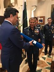 الحربي يتبادل التكريم مع قائد القوات الجوية الباكستانية