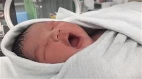 الصين.. العشرات يتسابقون لتبني طفلة وجدت في القمامة!