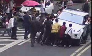 بالفيديو.. إنقاذ جماعي لطفل من تحت عجلات سيارة.. وهذا ما حل به !