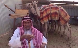 سعودي تجاوز المئة لا أشرب إلا حليب الإبل وآكل التمر يومياً