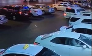 بالفيديو..حادث مروع لرجل وامرأة أثناء عبورهما الطريق في السعودية