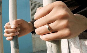 السجن 14 عامًا لأم حاولت ذبح ابنتيها التوأم