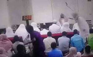 بالفيديو.. لحظة وفاة إمام مسجد في المحراب بعد تسليمه من صلاة العصر بمكة!