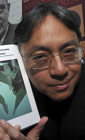 الروائي البريطاني الياباني كازو إيشيجورو يفوز بجائزة نوبل للآداب