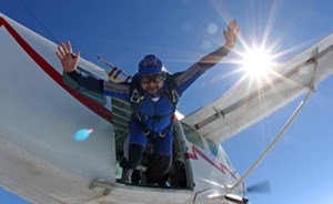 في السفن توجد سترات نجاة للجميع.. لكن لماذا لا تتوفر مظلات قفز لكل ركاب الطائرات؟